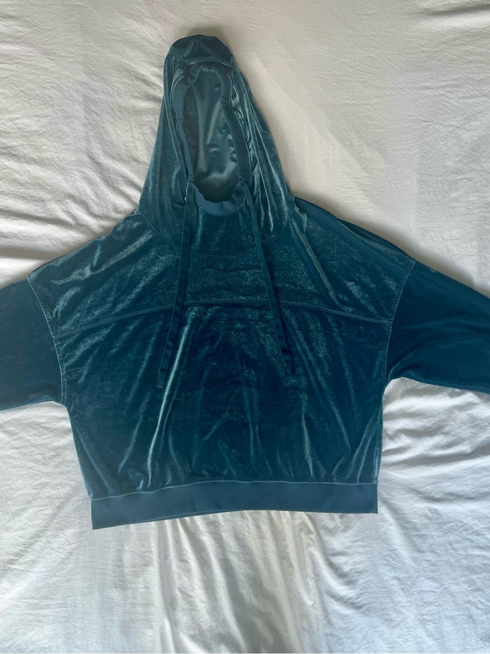 Women’s ALO Yoga Cropped Teal Velvet Hoodie - Picture 4 of 8